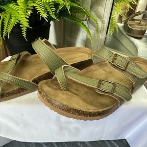 Flat green sandals, they are a 7 1/2 they come with no box